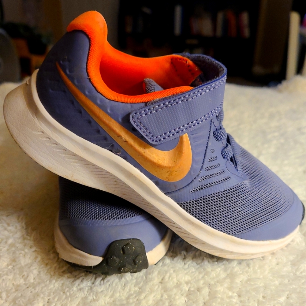 Like New!! Nike Star Runner shoes 11C